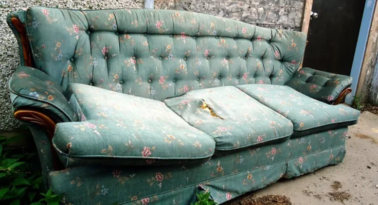 An old floral couch | Source: Flickr