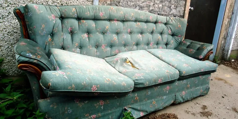 An old floral couch | Source: Flickr