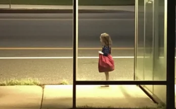 A lonely little girl standing at a bus stop | Source: AmoMama