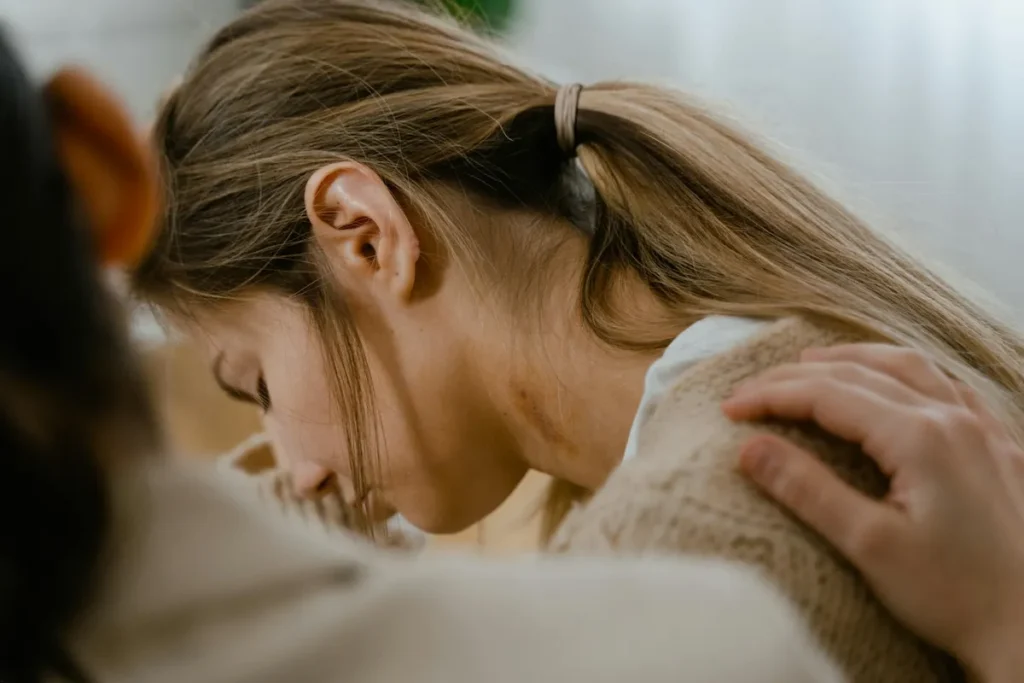 A woman consoling a young woman | Source: Pexels