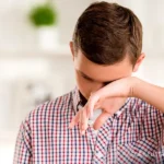 A boy appearing to cry | Source: Shutterstock