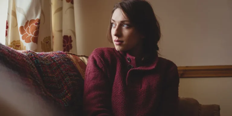 A woman sitting on a couch | Source: freepik.com/wavebreakmedia_micro