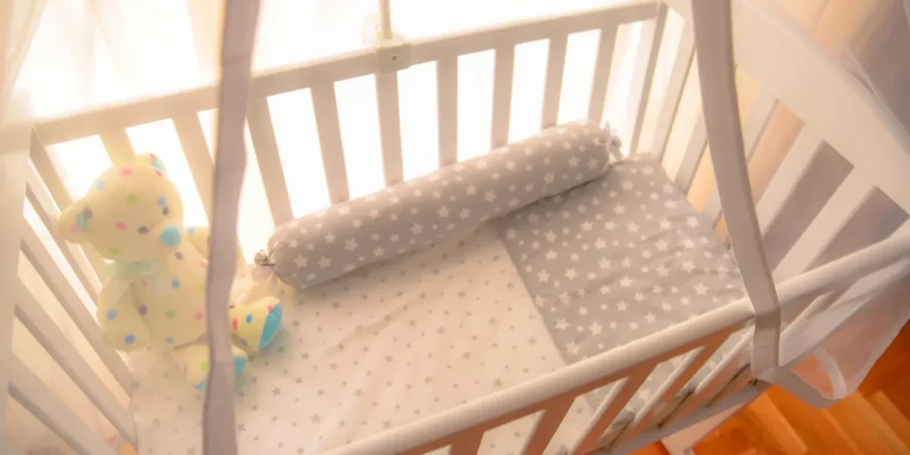 An empty baby crib | Source: Shutterstock