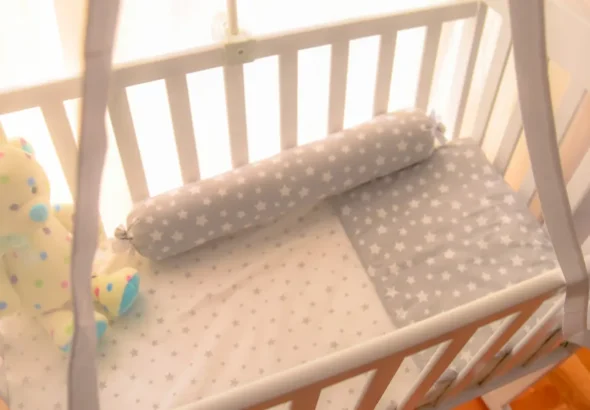 An empty baby crib | Source: Shutterstock