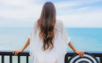 A woman looking at the ocean from a balcony | Source: Shutterstock